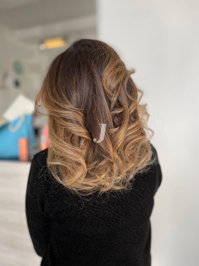 Foto di donna con capelli medi biondo scuro sabbia
