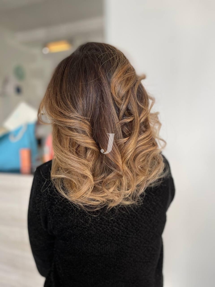Foto di donna con capelli medi biondo scuro sabbia