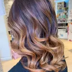 Foto di donna con capelli medi biondo scuro sabbia