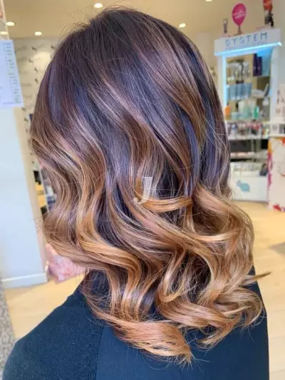 Foto di donna con capelli medi biondo scuro sabbia