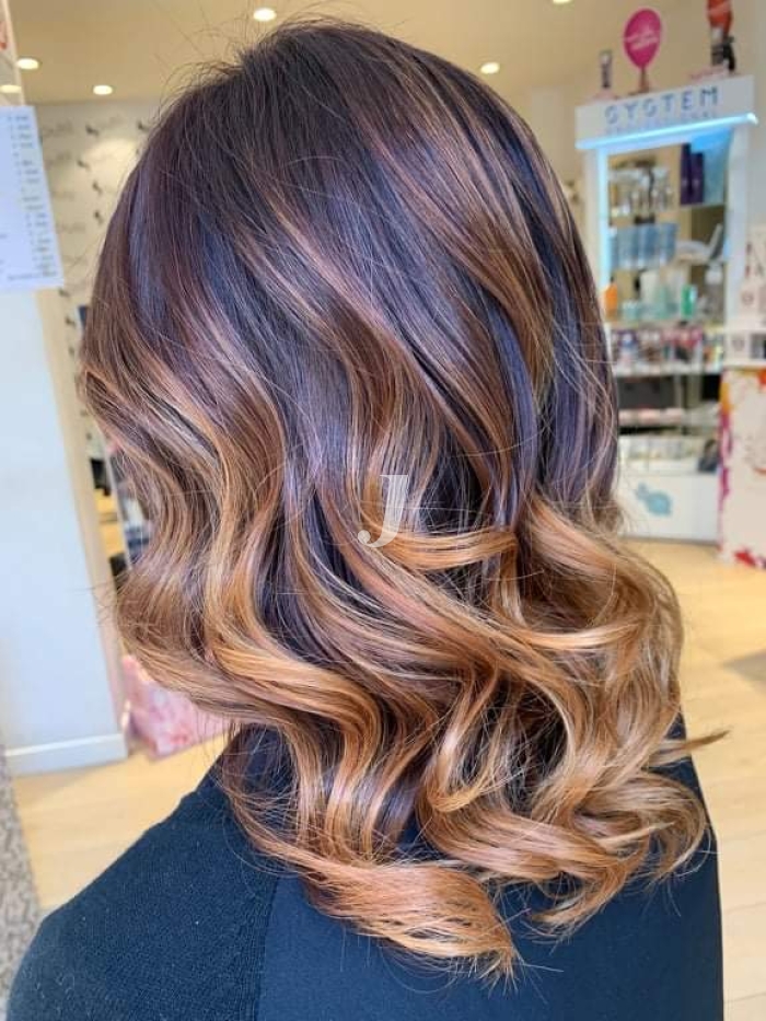 Foto di donna con capelli medi biondo scuro sabbia