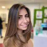 Foto di donna con capelli medi biondo scuro sabbia