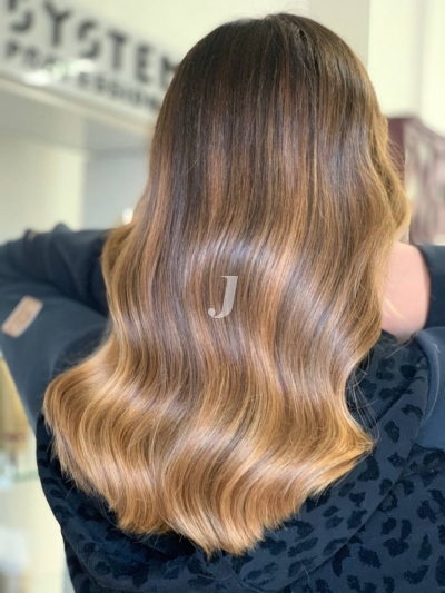 Foto di donna con capelli medi biondo scuro sabbia