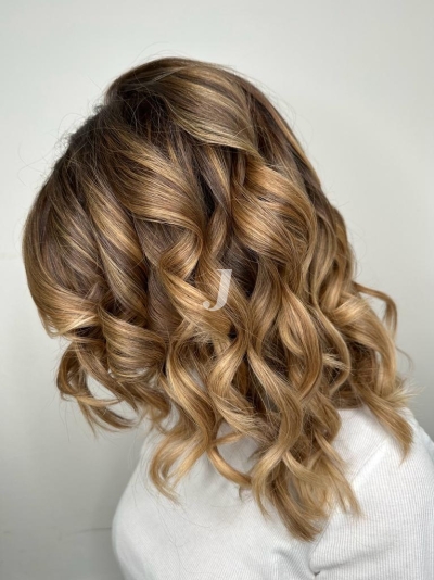 Foto di donna con capelli medi biondo scuro sabbia