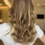 Foto di donna con capelli medi biondo scuro sabbia