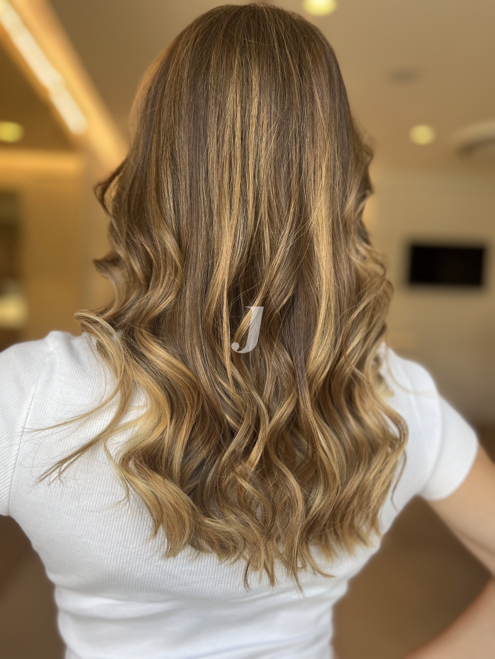 Foto di donna con capelli medi biondo scuro sabbia