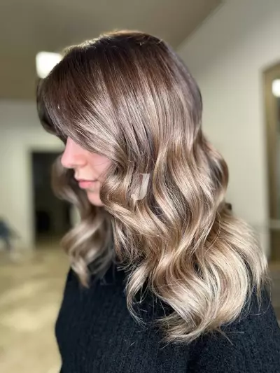 Foto di donna con capelli medi biondo scuro sabbia