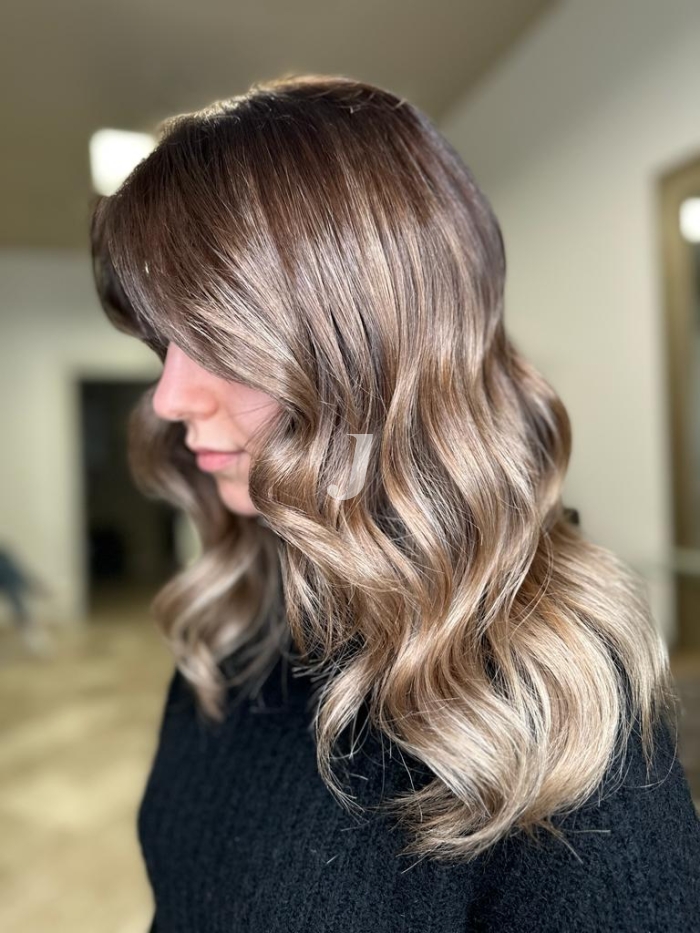 Foto di donna con capelli medi biondo scuro sabbia