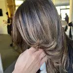 Foto di donna con capelli medi biondo scuro sabbia