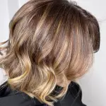 Foto di donna con capelli corti biondo scuro sabbia