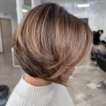 Foto di donna con capelli corti biondo scuro sabbia