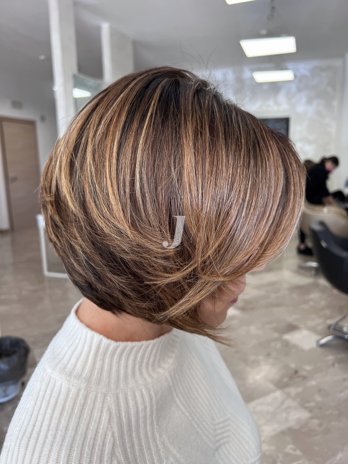 Foto di donna con capelli corti biondo scuro sabbia