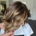 Foto di donna con capelli corti biondo scuro sabbia