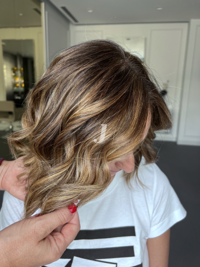 Foto di donna con capelli corti biondo scuro sabbia