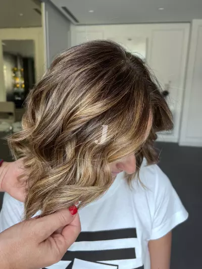 Foto di donna con capelli corti biondo scuro sabbia