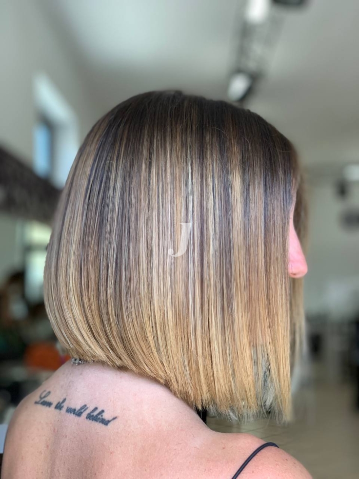 Foto di donna con capelli corti biondo scuro cenere