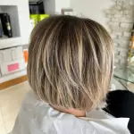 Foto di donna con capelli corti biondo scuro cenere