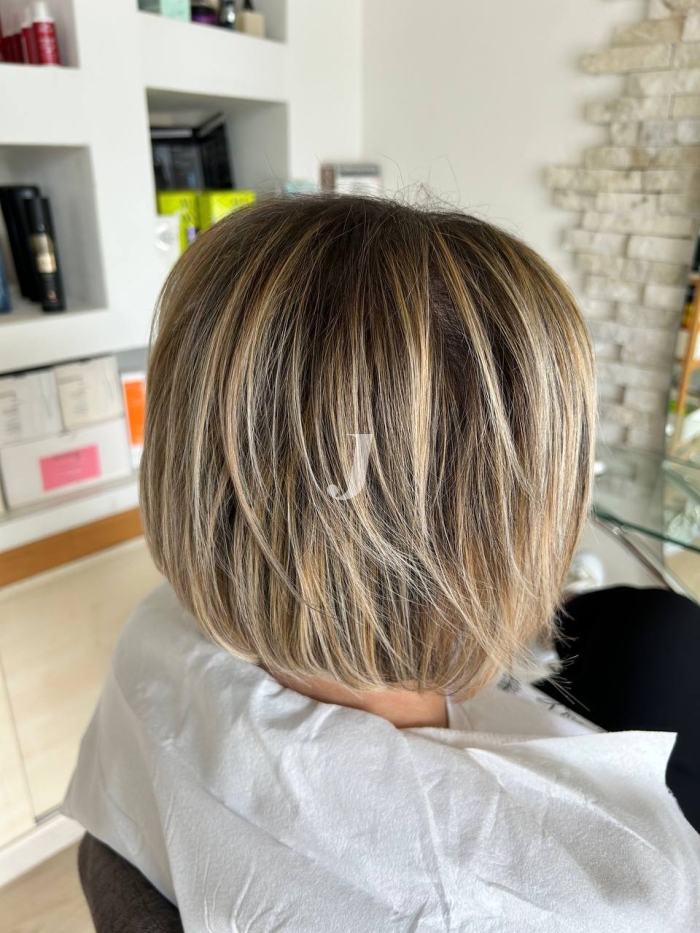 Foto di donna con capelli corti biondo scuro cenere