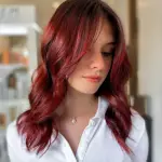 Foto di donna con capelli medi rosso medio