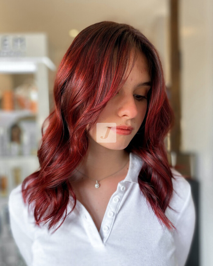 Foto di donna con capelli medi rosso medio