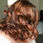 Foto di donna con capelli corti rosso medio