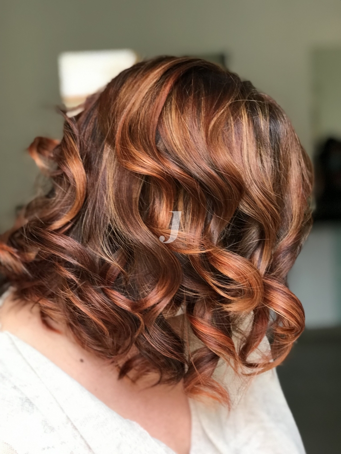 Foto di donna con capelli corti rosso medio