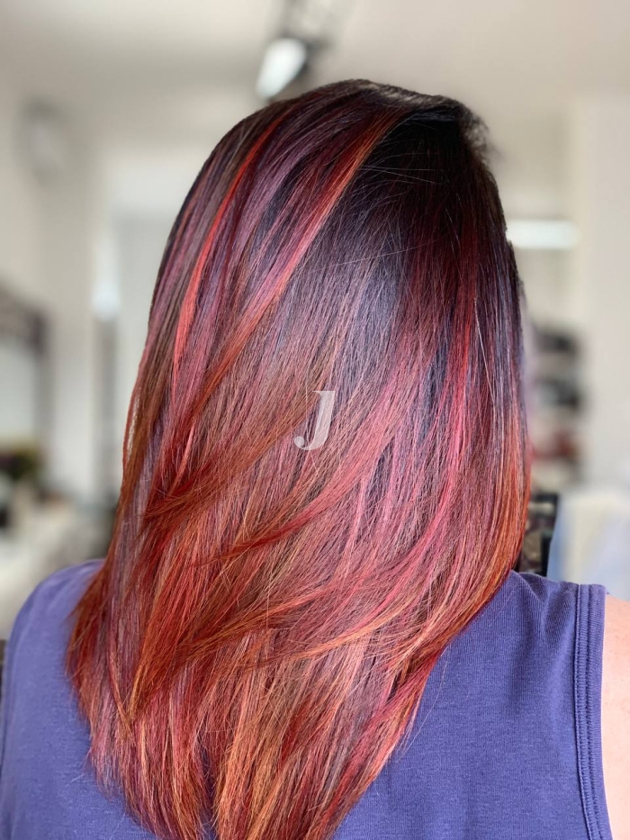 Foto di donna con capelli medi rosso medio