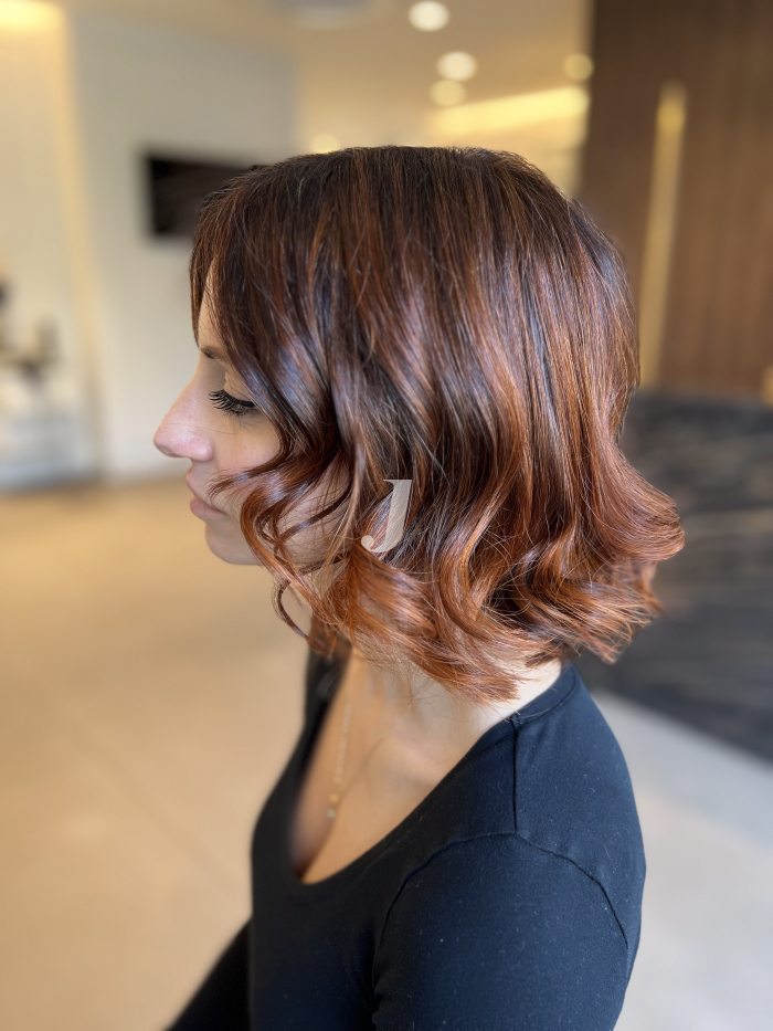 Foto di donna con capelli corti rosso medio