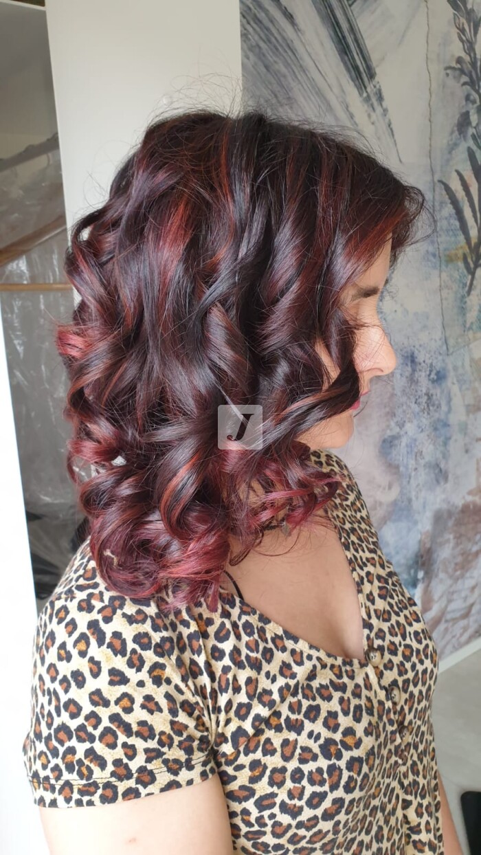 Foto di donna con capelli medi rosso scuro