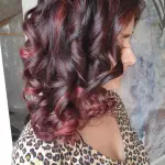 Foto di donna con capelli medi rosso scuro