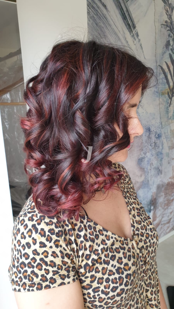 Foto di donna con capelli medi rosso scuro