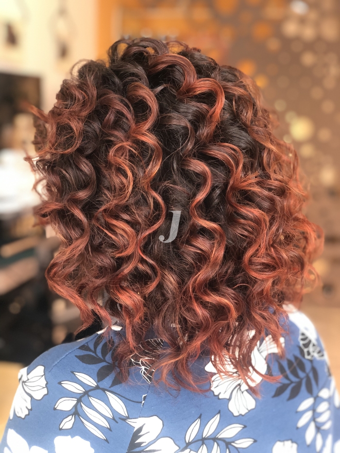 Foto di donna con capelli medi rosso scuro