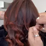 Foto di donna con capelli medi rosso scuro