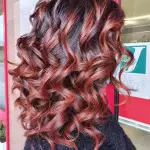 Foto di donna con capelli medi rosso scuro