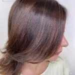 Foto di donna con capelli medi rosso scuro