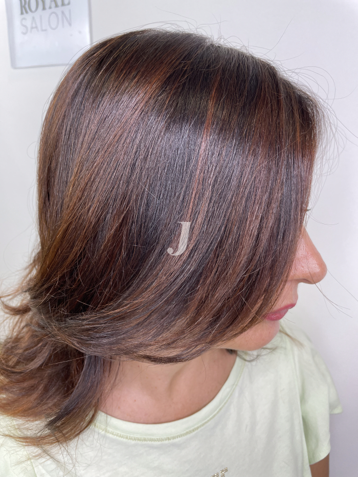 Foto di donna con capelli medi rosso scuro