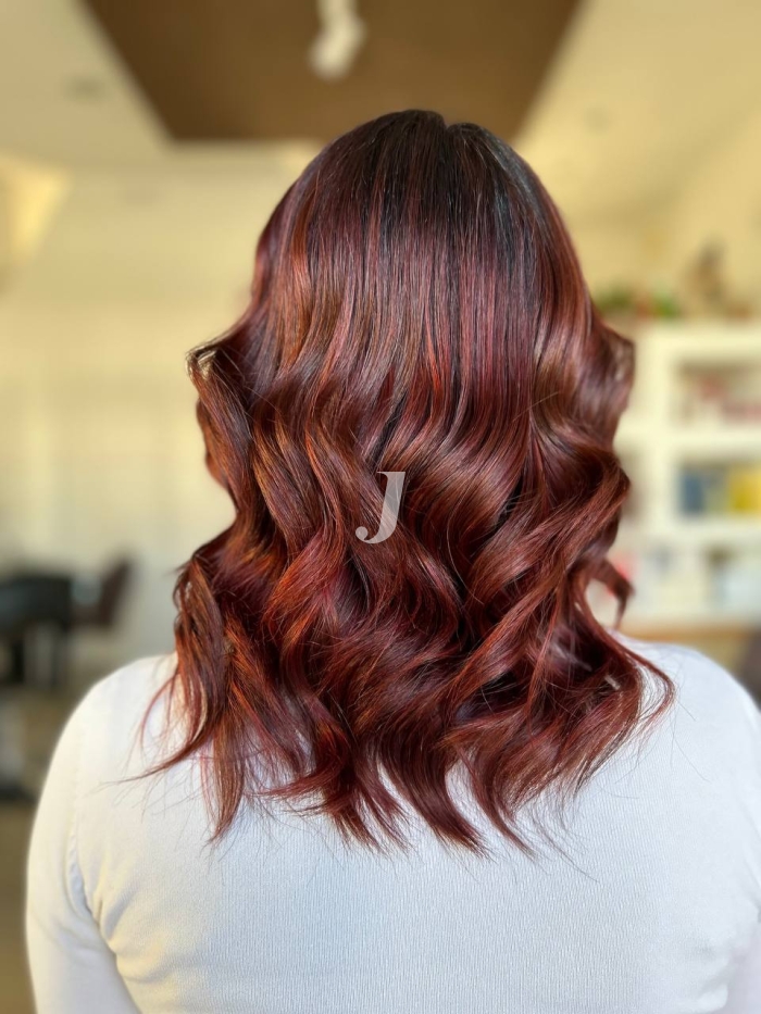 Foto di donna con capelli medi rosso scuro