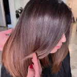 Foto di donna con capelli medi rosso scuro