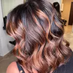 Foto di donna con capelli medi rosso scuro