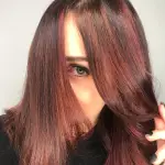 Foto di donna con capelli medi rosso scuro