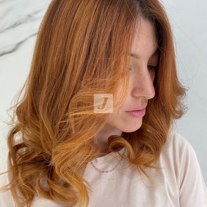 Foto di donna con capelli medi ramato chiaro
