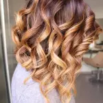 Foto di donna con capelli medi ramato chiaro