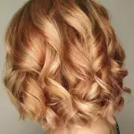 Foto di donna con capelli corti ramato chiaro