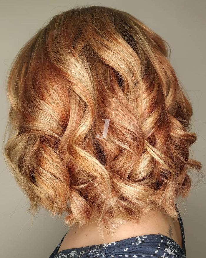 Foto di donna con capelli corti ramato chiaro