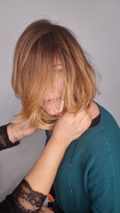 Foto di donna con capelli corti ramato chiaro