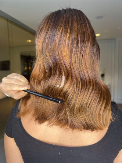 Foto di donna con capelli medi ramato chiaro