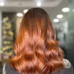 Foto di donna con capelli medi ramato chiaro