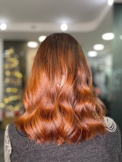 Foto di donna con capelli medi ramato chiaro