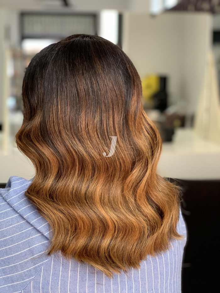 Foto di donna con capelli medi ramato chiaro