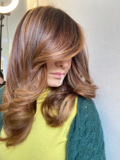 Foto di donna con capelli medi ramato chiaro